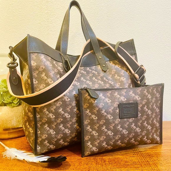 Coach Handbags - Coach Leather Field Tote 40 Horse and Carriage Print Messenger/Crossbody - 89144